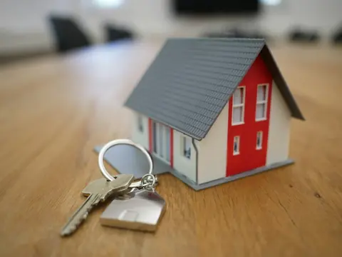 House keys with a small model house keyring